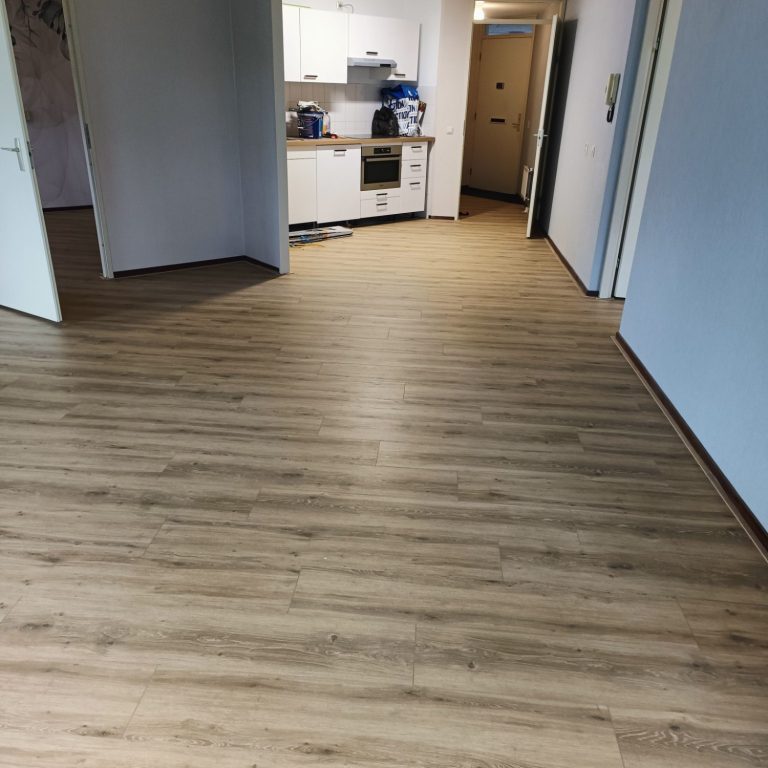 PVC-vloer in rechte stroken PVC-vloer in rechte stroken gelegd in woonkamer en keuken